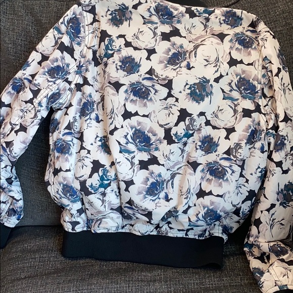Forever 21 Floral Bomber Jacket SALE - Picture 6 of 7